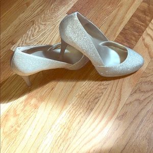 ‼️SOLD‼️ Fioni women’s size 8 Gold Glitter heels